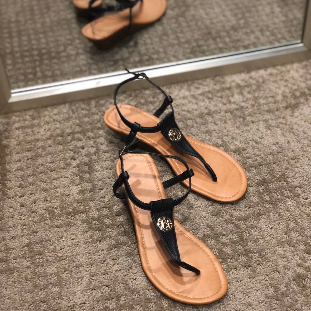 Versatile black sandals